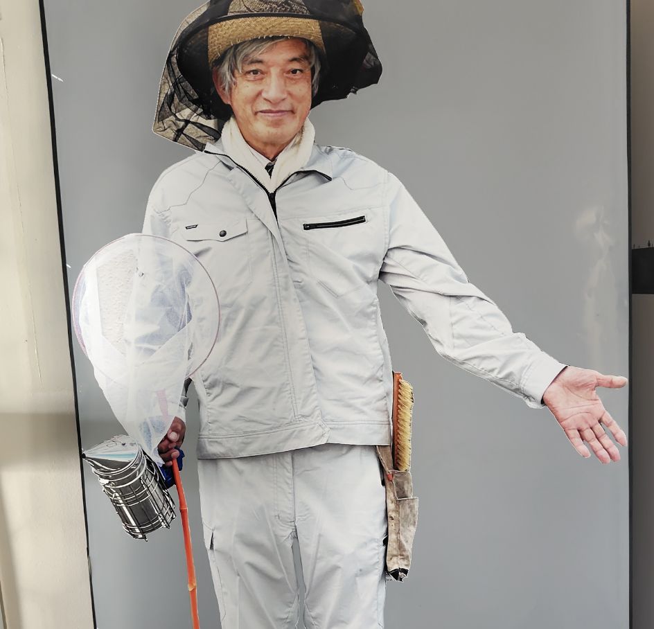 等身大パネルの藤原会長が1階の入口でお出迎え（1F）