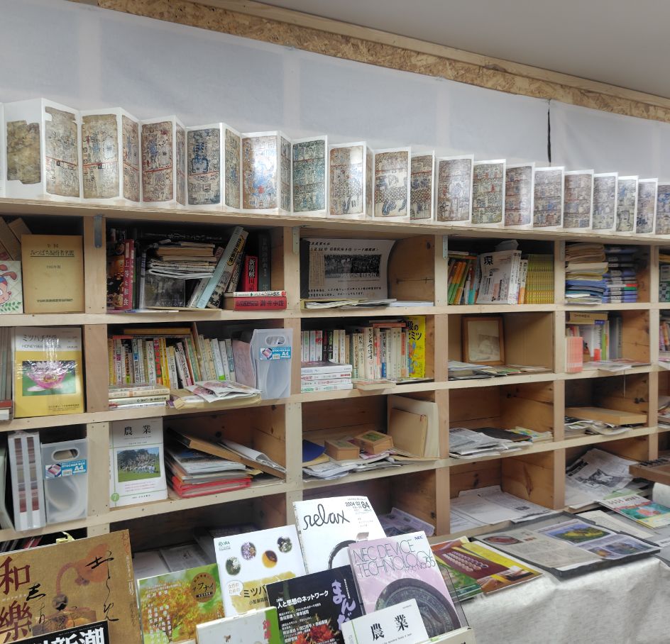 資料室に並ぶ図書や資料。書棚はリンゴ箱製（1F）