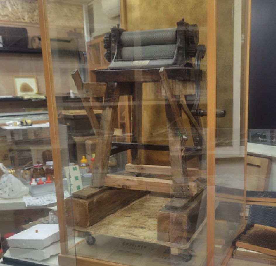 アメリカ製ローラー式巣礎作製機（1F）