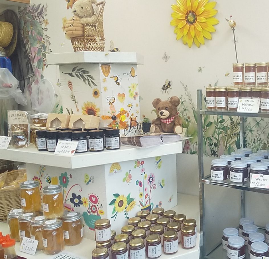 小笠原ビルに隣接の蜂蜜ショップ「岩手の藤原、みつばち三代」